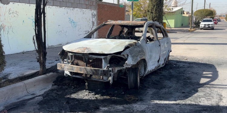 Incendio de auto abandonado genera alerta en Quintas Carolinas