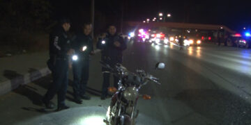 Motociclista de plataforma muere arrollado tras accidente en periférico