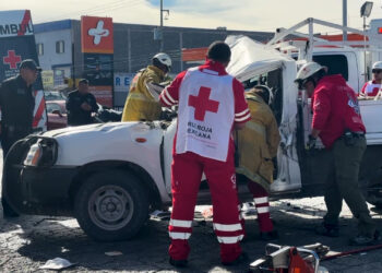 Mujer atrapada tras choque con tráiler en avenida Tecnológico