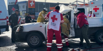 Mujer atrapada tras choque con tráiler en avenida Tecnológico