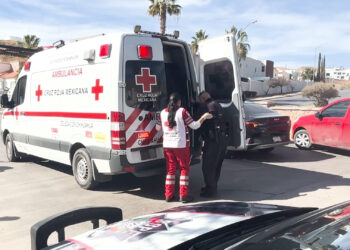 Agente de policía vial resulta con lesiones leves tras choque