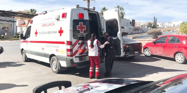 Agente de policía vial resulta con lesiones leves tras choque