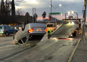 Vuelca automóvil frente a la Clínica 44; exceso de velocidad, la posible causa