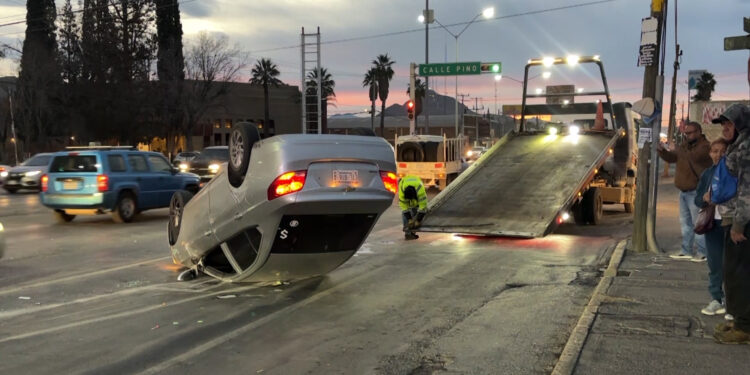 Vuelca automóvil frente a la Clínica 44; exceso de velocidad, la posible causa
