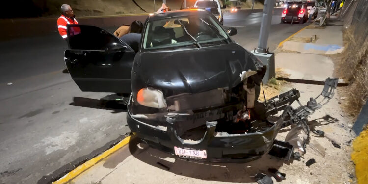 Conductor pierde el control y choca en la “curva de los choques”