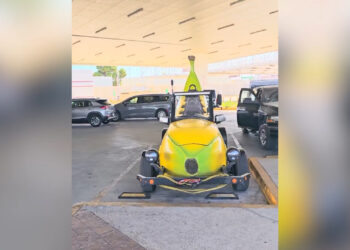 Big Banana Car sorprende en avenida Tecnológico