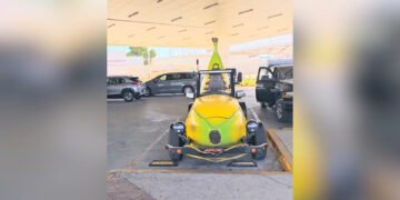 Big Banana Car sorprende en avenida Tecnológico