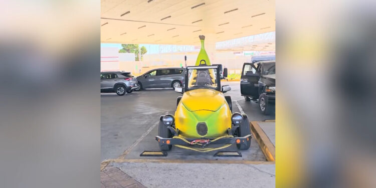 Big Banana Car sorprende en avenida Tecnológico