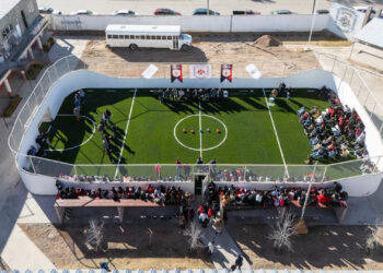 Entregan cancha de pasto sintético en la Preparatoria 8403 en Cuauhtémoc