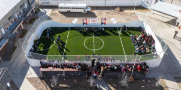 Entregan cancha de pasto sintético en la Preparatoria 8403 en Cuauhtémoc