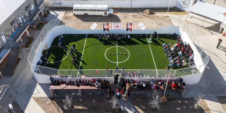 Entregan cancha de pasto sintético en la Preparatoria 8403 en Cuauhtémoc