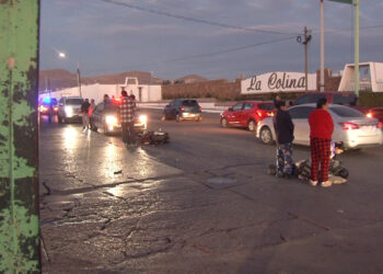 Dos jóvenes resultan lesionados tras choque en cruce de calles