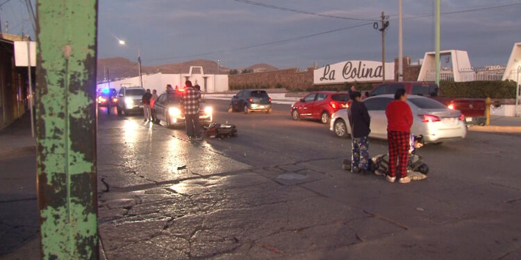 Dos jóvenes resultan lesionados tras choque en cruce de calles