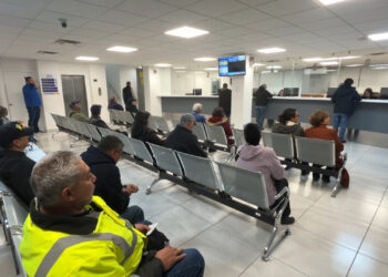 Ciudadanos madrugan para pagar el predial en la tesorería municipal