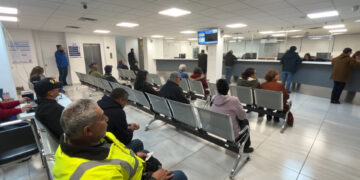 Ciudadanos madrugan para pagar el predial en la tesorería municipal