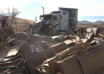 Choque-volcadura de tractocamiones en la carretera Chihuahua-Juárez