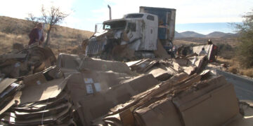 Choque-volcadura de tractocamiones en la carretera Chihuahua-Juárez