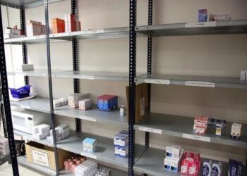 Derechohabientes del IMPE protestan por desabasto de medicinas; exigen surtir vales pendientes