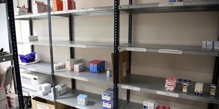 Derechohabientes del IMPE protestan por desabasto de medicinas; exigen surtir vales pendientes