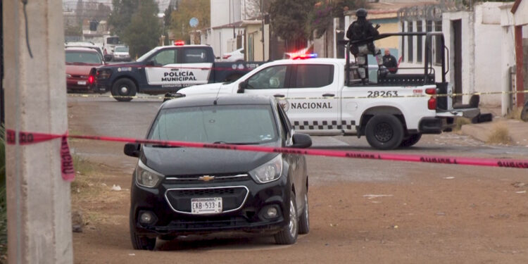 Ejecutan a joven dentro de su vehículo en la colonia Plan de Ayala