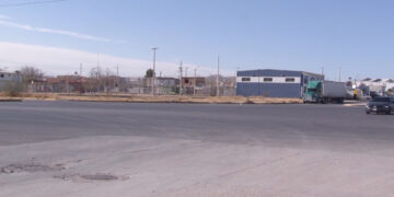 Falta de señalización en cruce de avenidas genera riesgos