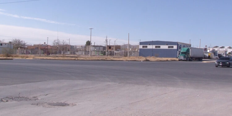 Falta de señalización en cruce de avenidas genera riesgos