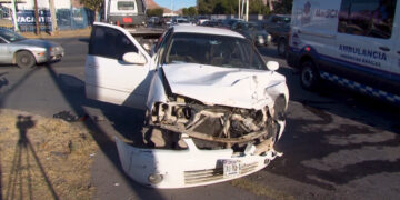 Choque en avenida Homero deja un conductor lesionado