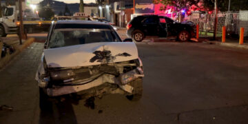 Taxista omite alto y provoca choque en Las Granjas; dejó a tres pasajeros heridos