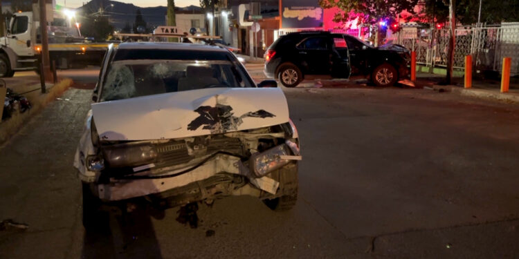 Taxista omite alto y provoca choque en Las Granjas; dejó a tres pasajeros heridos