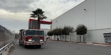 Incendio en tráiler moviliza a cuerpos de seguridad