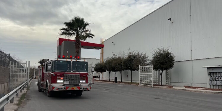 Incendio en tráiler moviliza a cuerpos de seguridad