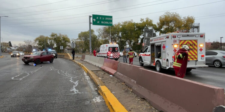 Mujer lesionada tras chocar contra muro de contención