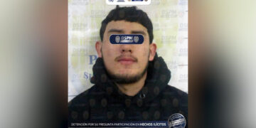 Hombre armado circulaba con placa sobrepuesta