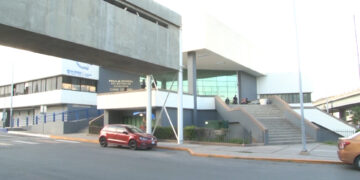 Hombre detenido en barandilla fallece por edema