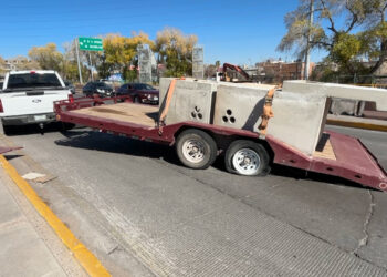 Peso excesivo provoca choque en la Cantera; pick-up pierde neumático e impacta muro