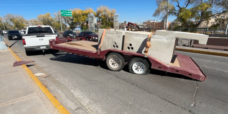 Peso excesivo provoca choque en la Cantera; pick-up pierde neumático e impacta muro