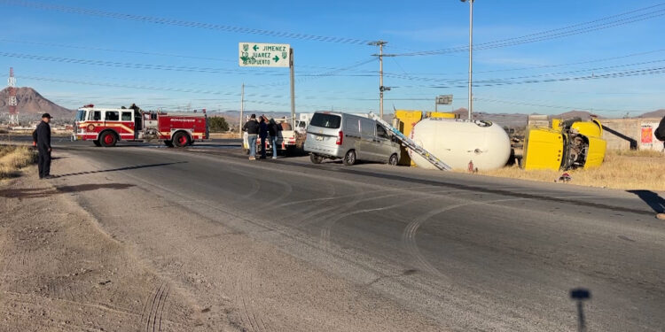 Vuelca pipa de gas lp tras choque en la prolongación Lombardo Toledano
