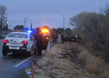 Vuelca oficial de Rosales tras choque en la carretera a Delicias