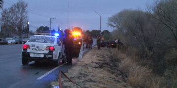 Vuelca oficial de Rosales tras choque en la carretera a Delicias