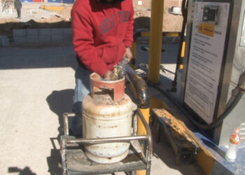 Abarrotan gaseras en la capital ante pronóstico de nieve y frío intenso