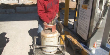 Abarrotan gaseras en la capital ante pronóstico de nieve y frío intenso