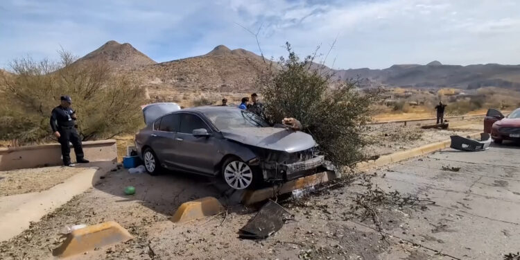 Destroza su vehículo tras impactar contra árboles en la Vialidad Sacramento