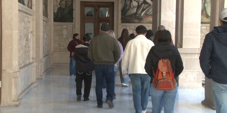 Turistas “conquistan” el Centro Histórico de Chihuahua pese al frío