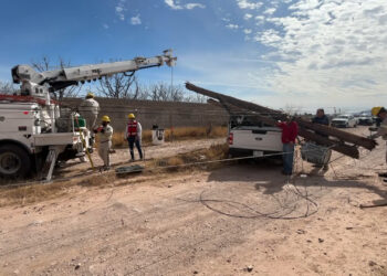 Patrulla estatal derriba poste y deja sin luz a sector de la carretera a Aldama