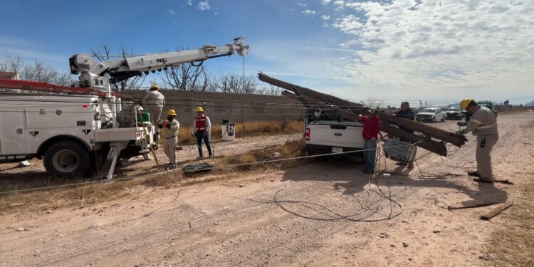 Patrulla estatal derriba poste y deja sin luz a sector de la carretera a Aldama