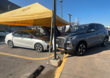 Conductor pierde el control y derriba logotipo de agencia en el Periférico de la Juventud