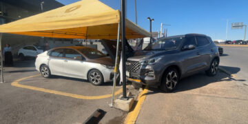 Conductor pierde el control y derriba logotipo de agencia en el Periférico de la Juventud