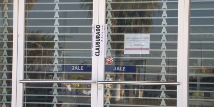 Clausuran farmacia en Delicias tras muerte de empleada por monóxido de carbono