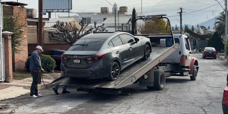 Localizan auto robado en Vistas del Sol; tenía un año estacionado en el mismo lugar