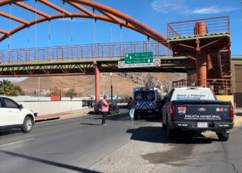 Policías municipales evitan intento de suicidio en puente peatonal